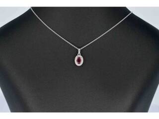 Witgouden entourage hanger met diamanten en robijn, excl. ketting