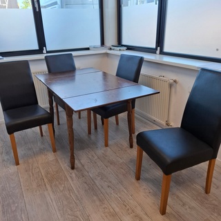 Kantinetafel met divers keukenbenodigdheden