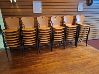 13x Kantinetafel met 42 stoelen