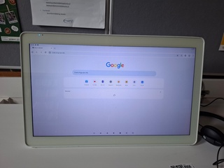 Opstelling met tafel, computer en verwarming