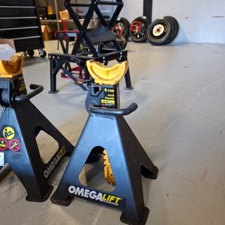 2x Assteun 6 ton Omega lift