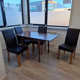 Kantinetafel met divers keukenbenodigdheden