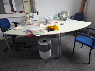 Inhoud naaiatelier , met o.a. 2x Nostalgische houten ladekast