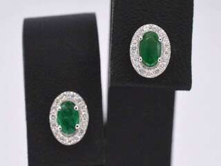 Witgouden oorbellen met diamanten en smaragd