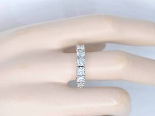 Witgouden alliance ring met grote diamanten
