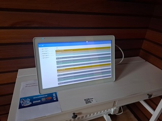 Opstelling met tafel, computer en verwarming