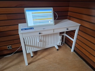 Opstelling met tafel, computer en verwarming