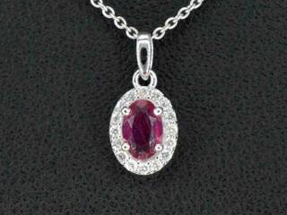 Witgouden entourage hanger met diamanten en robijn, excl. ketting