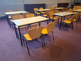 10x Kantinetafel met 32 stoelen