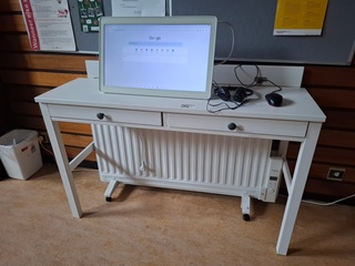 Opstelling met tafel, computer en verwarming