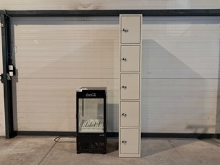 Gekoelde display & 5-deurs lockerkast, O.a. Coca-Cola & Drentea