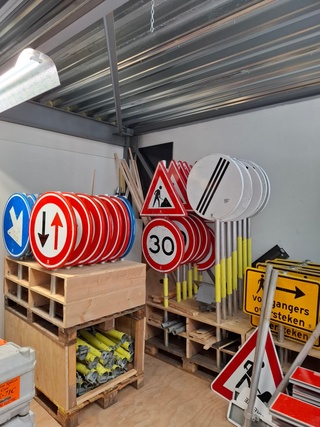 Partij o.a. verkeersborden en bebakening