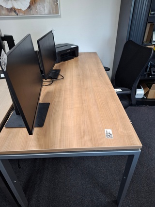 2x Bureau met 1 bureaustoel