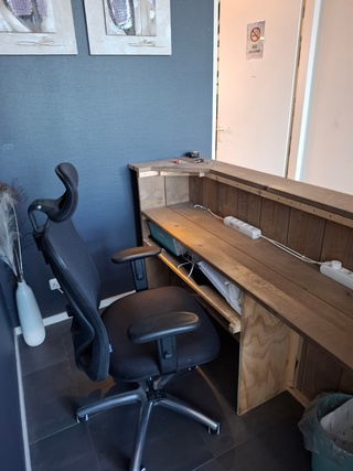 Houten balie met 1x bureaustoel