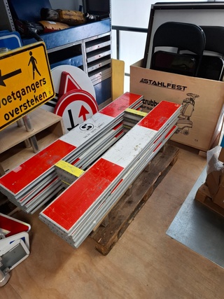 Partij o.a. verkeersborden en bebakening