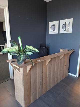 Houten balie met 1x bureaustoel