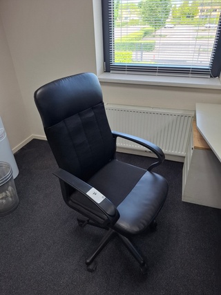 2x Bureau met 2x bureaustoel