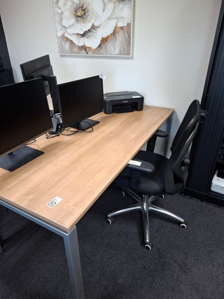 2x Bureau met 1 bureaustoel