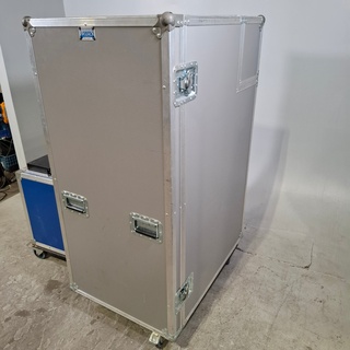 Diverse multimedia apparatuur en flightcases, O.a Leader