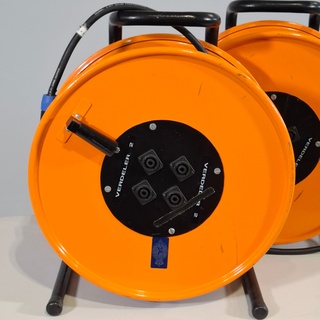 2x Haspel met luidsprekerkabel