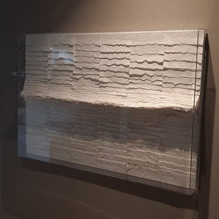 Kunstwerk, ingelijst achter glas