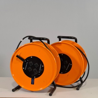 2x Haspel met luidsprekerkabel