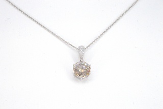 Witgouden solitair hanger met een natuurlijke diamant van 1.50 carat,