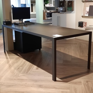Eettafel Metaform, K-1, keramiek zwart