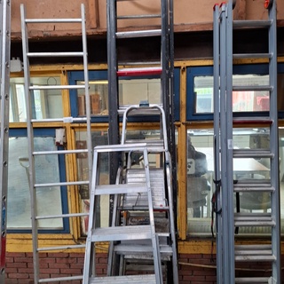 5x diverse ladders en werktrappen