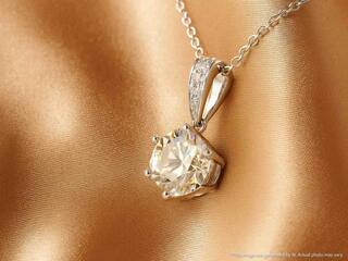 Witgouden solitair hanger met een natuurlijke diamant van 1.50 carat,