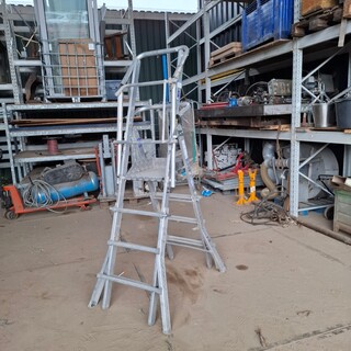 Ca 15x Werktrap met bordes, O.a. Stradbally