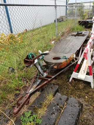 Boottrailer met zijzwaard zeilboot