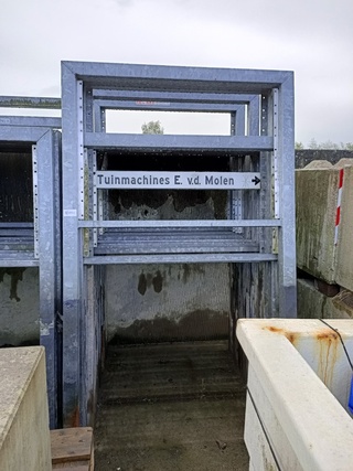 Ca. 32x Gegalvaniseerde Borden frame