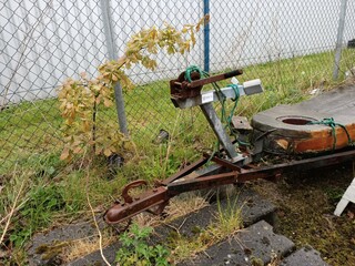 Boottrailer met zijzwaard zeilboot