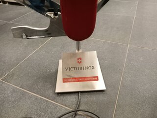 Vitrinekast met Victorinox etalage display