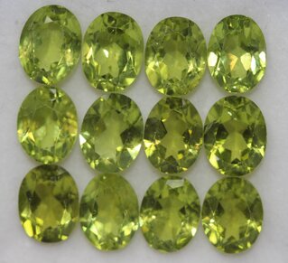 Lot van 12 stuks Peridoots totaal 24ct.