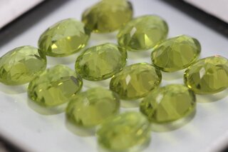 Lot van 12 stuks Peridoots totaal 24ct.