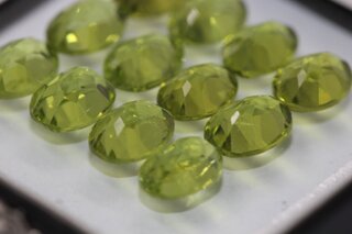 Lot van 12 stuks Peridoots totaal 24ct.