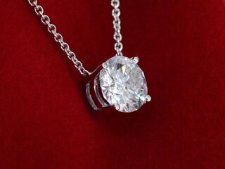 Witgouden halsketting met een briljant diamant van 2.00 carat