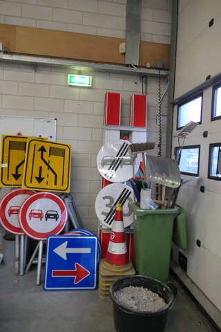 Partij diverse bebording en afzetmateriaal
