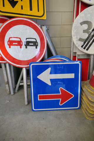Partij diverse bebording en afzetmateriaal