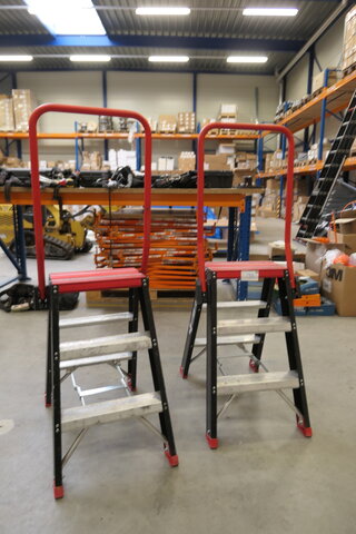 2x Werktrap Altrex, 2x 3 treeds