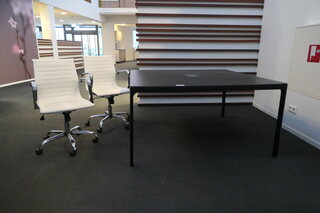 Vergadertafel met 2x bureaustoel