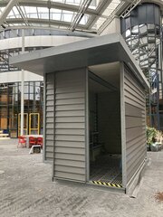 Schuurtje met diverse tafels