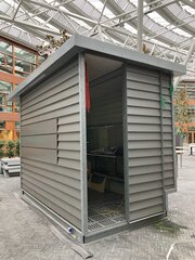 Schuurtje met diverse tafels