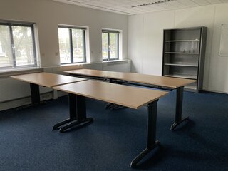 Partij kantoormeubilair waaronder stoelen, kasten en tafels  o.a. Gisp