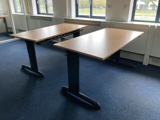 Partij kantoormeubilair waaronder stoelen, kasten en tafels  o.a. Gisp