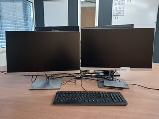 2x Monitor HP E243, met dockingstation USB-C Multi-Stream Technology
