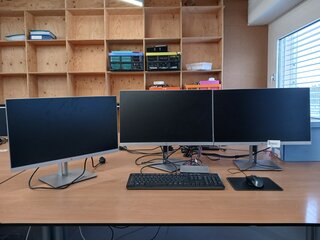 3x Monitor HP E243, met dockingstation USB-C Multi-Stream Technology