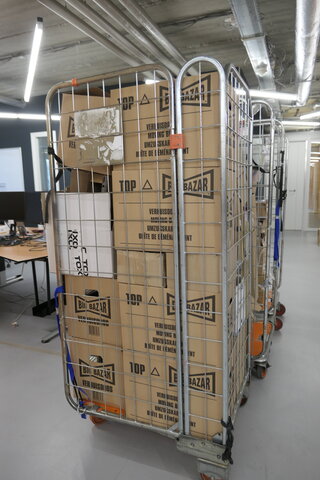 3x Rolcontainer gevuld met diverse winkelinventaris